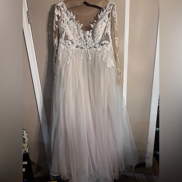 Exquisite Cream Lace Wedding Dress - Picture 1 of 12